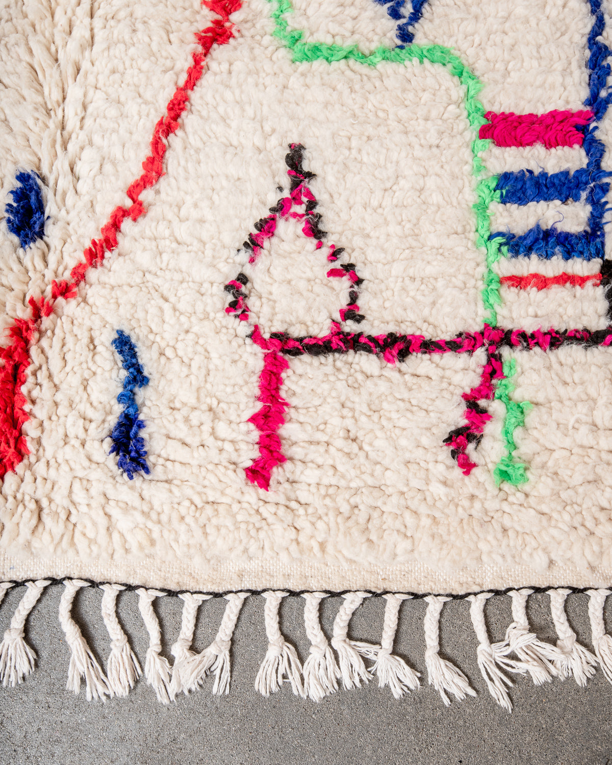 Modern designer handcrafted Berber rug from Morocco. Azilal rug with beautiful colors and patterns. Made of sheep’s wool and colourful cotton.