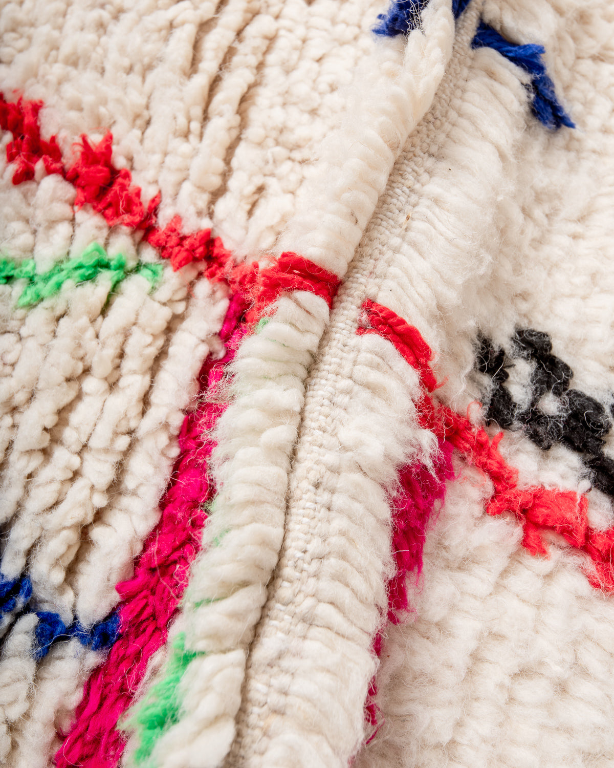 Modern designer handcrafted Berber rug from Morocco. Azilal rug with beautiful colors and patterns. Made of sheep’s wool and colourful cotton.