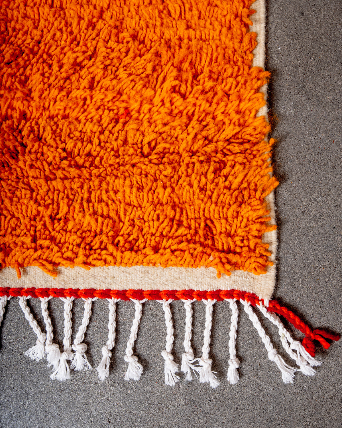 Modern designer handcrafted Berber rug from Morocco. Azilal rug with beautiful colors and patterns. Made of sheep’s wool and colourful cotton.