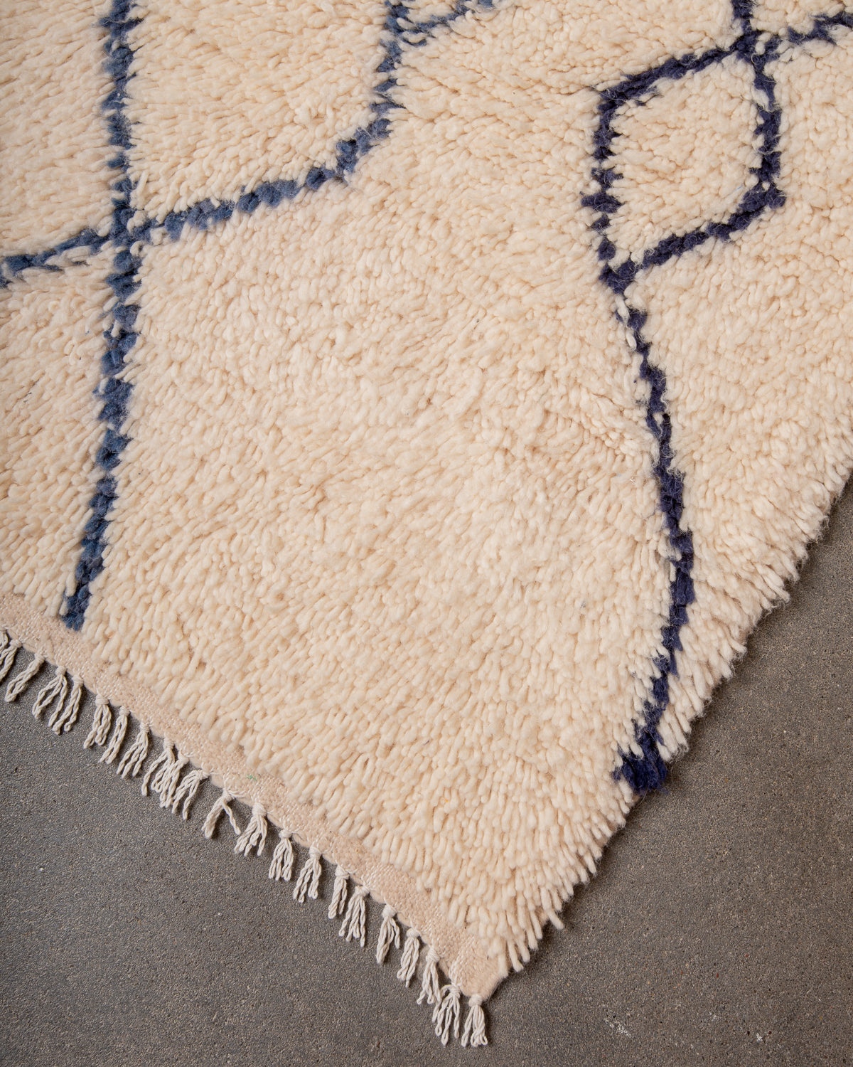 Modern designer handcrafted Berber rug from Morocco. Azilal rug with beautiful colours and patterns. Made of sheep’s wool and colourful cotton.