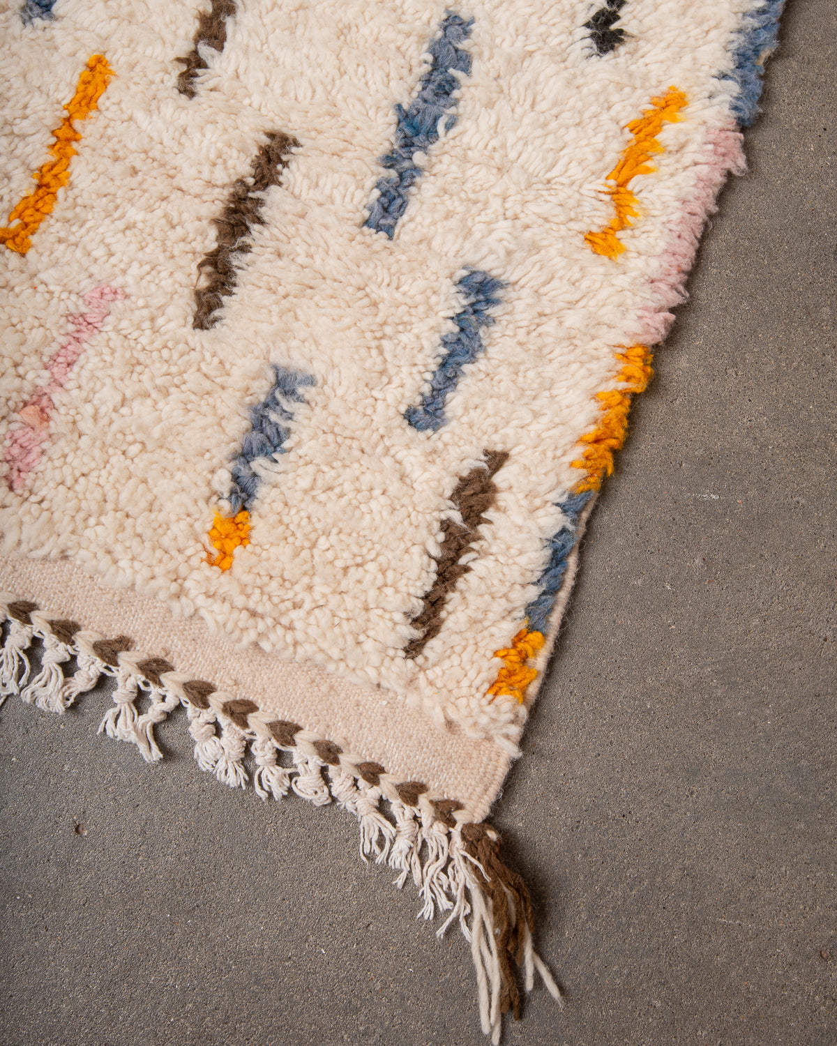 Modern designer handcrafted Berber rug from Morocco. Azilal rug with beautiful colours and patterns. Made of sheep’s wool and colourful cotton.