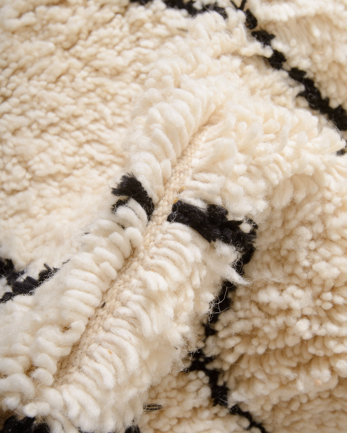 Modern designer handcrafted Berber rug from Morocco. Azilal rug with beautiful colours and patterns. Made of sheep’s wool and cotton.