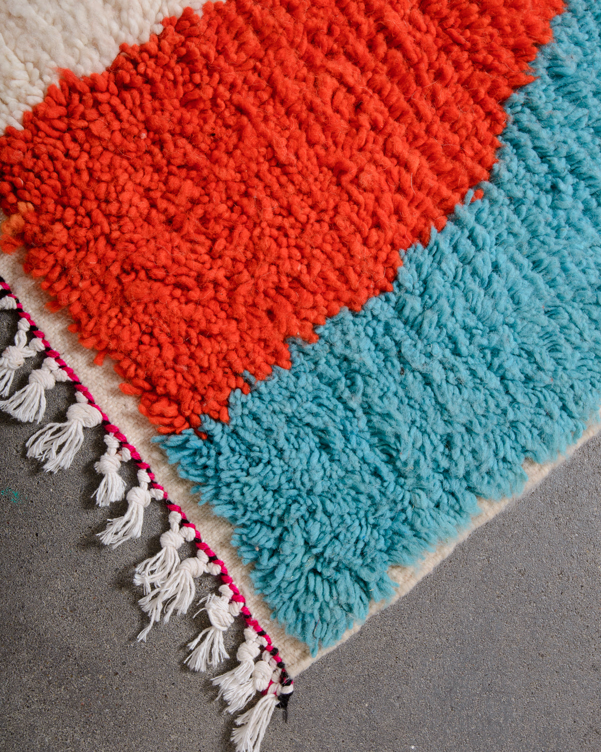 Modern designer handcrafted Berber rug from Morocco. Azilal rug with beautiful colours and patterns. Made of sheep’s wool and cotton.