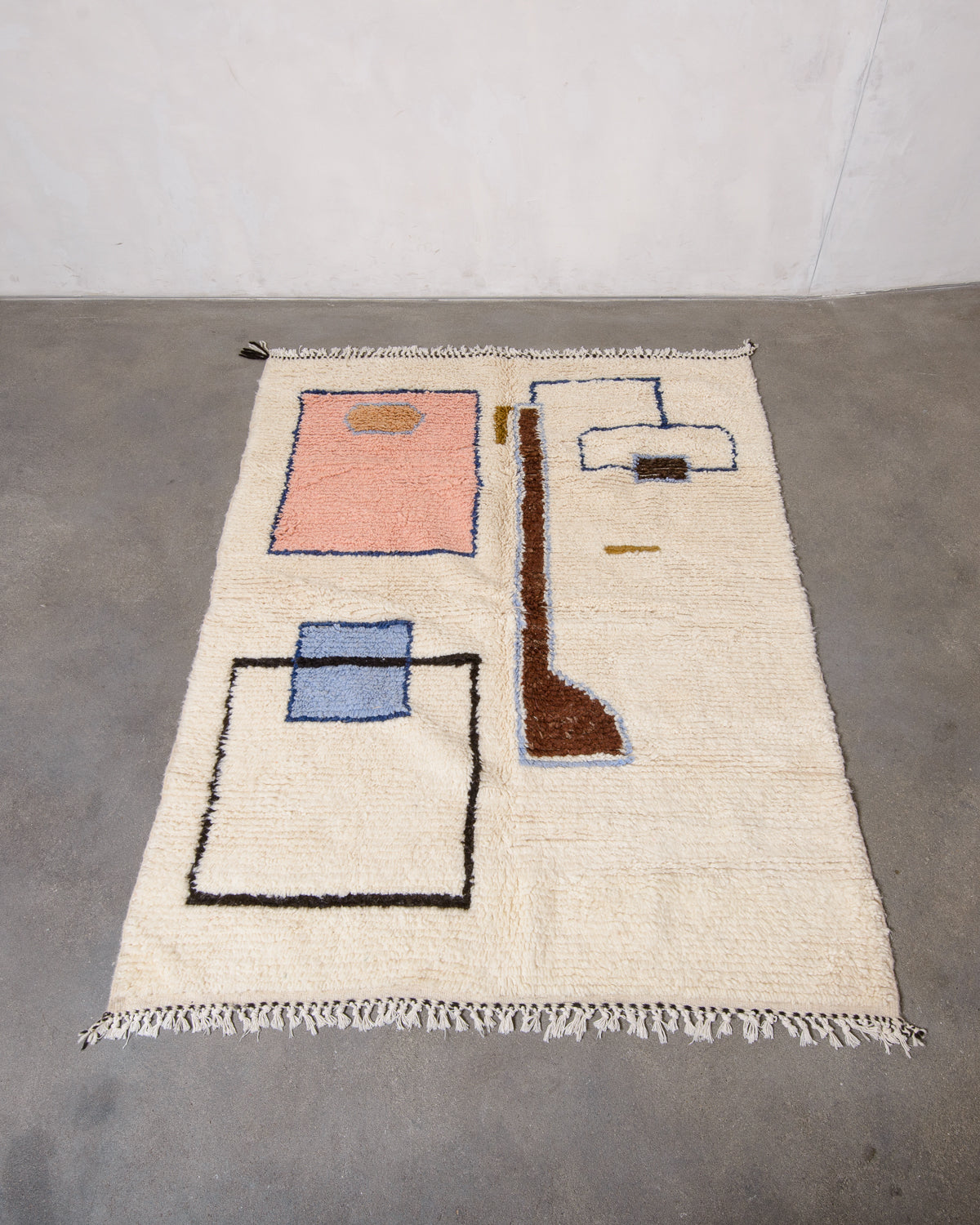 Modern designer handcrafted Berber rug from Morocco. Azilal rug with beautiful colours and patterns. Made of sheep’s wool and cotton.