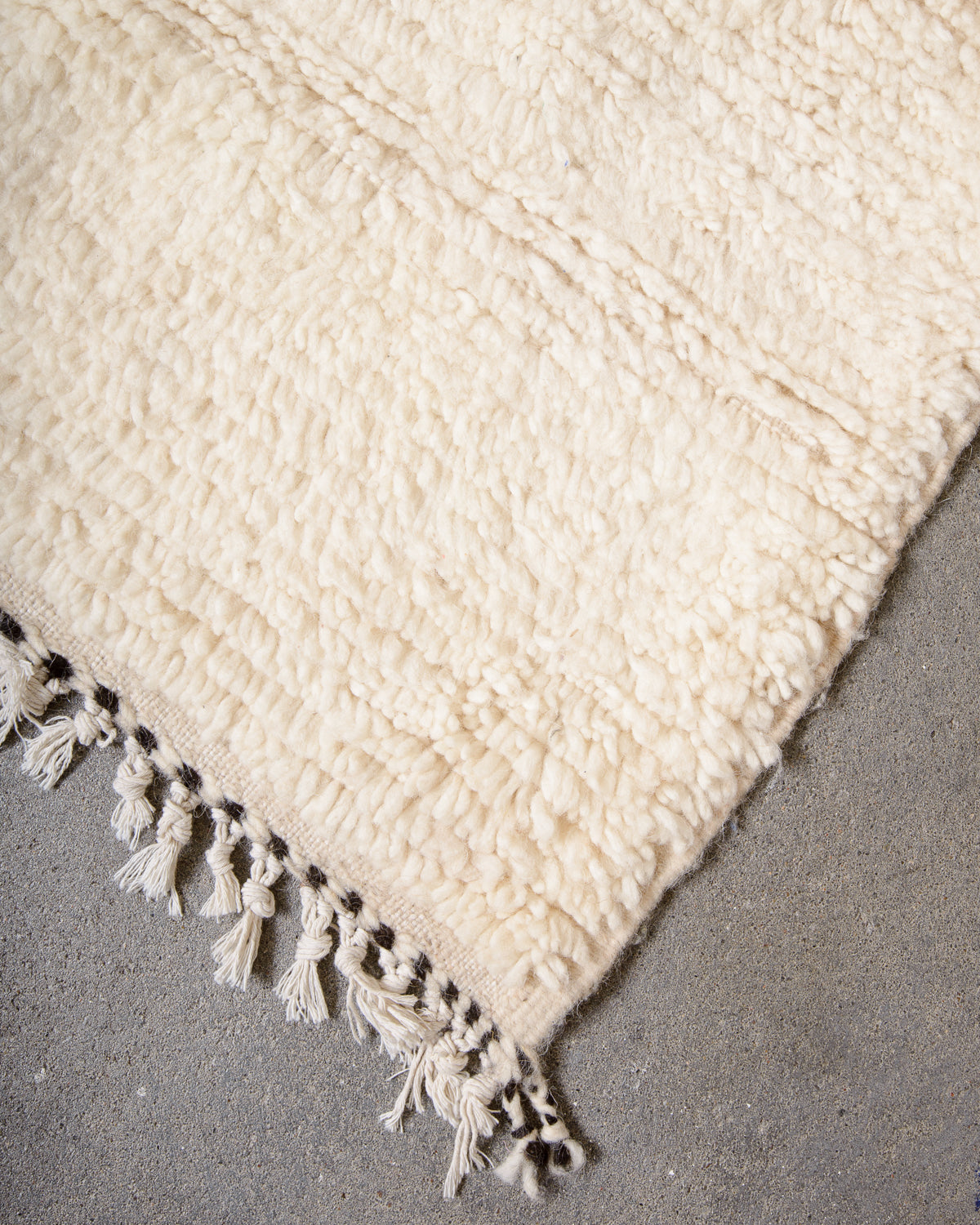 Modern designer handcrafted Berber rug from Morocco. Azilal rug with beautiful colours and patterns. Made of sheep’s wool and cotton.