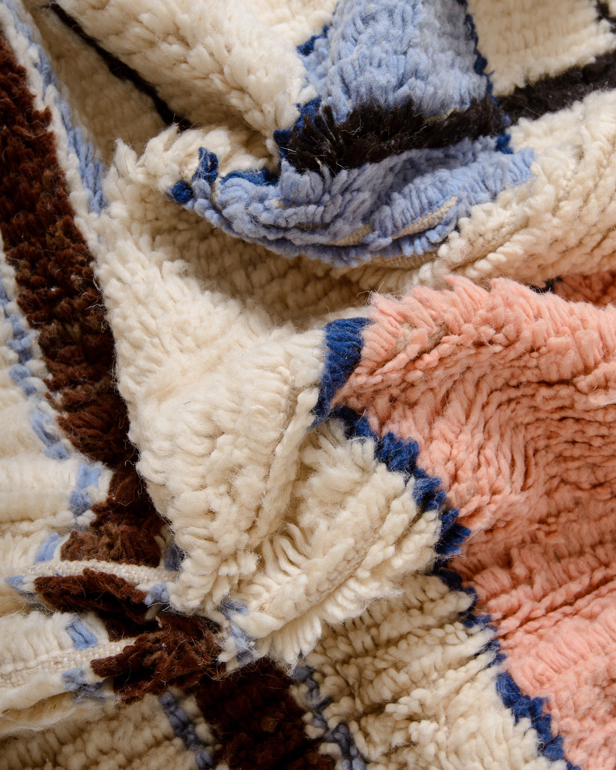 Modern designer handcrafted Berber rug from Morocco. Azilal rug with beautiful colours and patterns. Made of sheep’s wool and cotton.