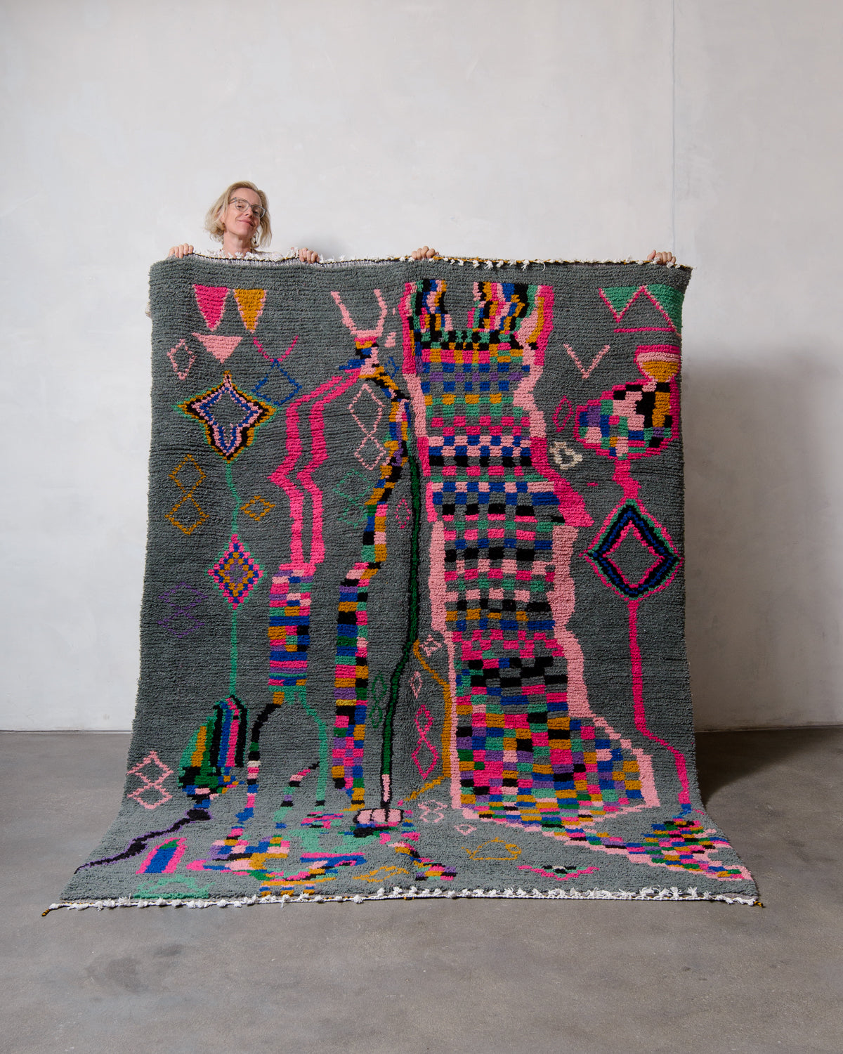 Modern designer handcrafted Berber rug from Morocco. Azilal rug with beautiful colours and patterns. Made of sheep’s wool and cotton.