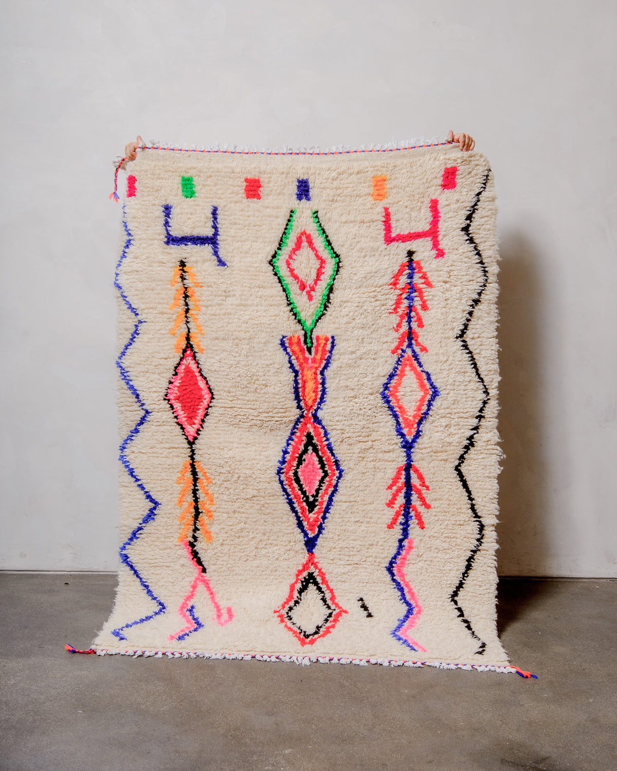 Modern designer handcrafted Berber rug from Morocco. Azilal rug with beautiful colours and patterns. Made of sheep’s wool and cotton.