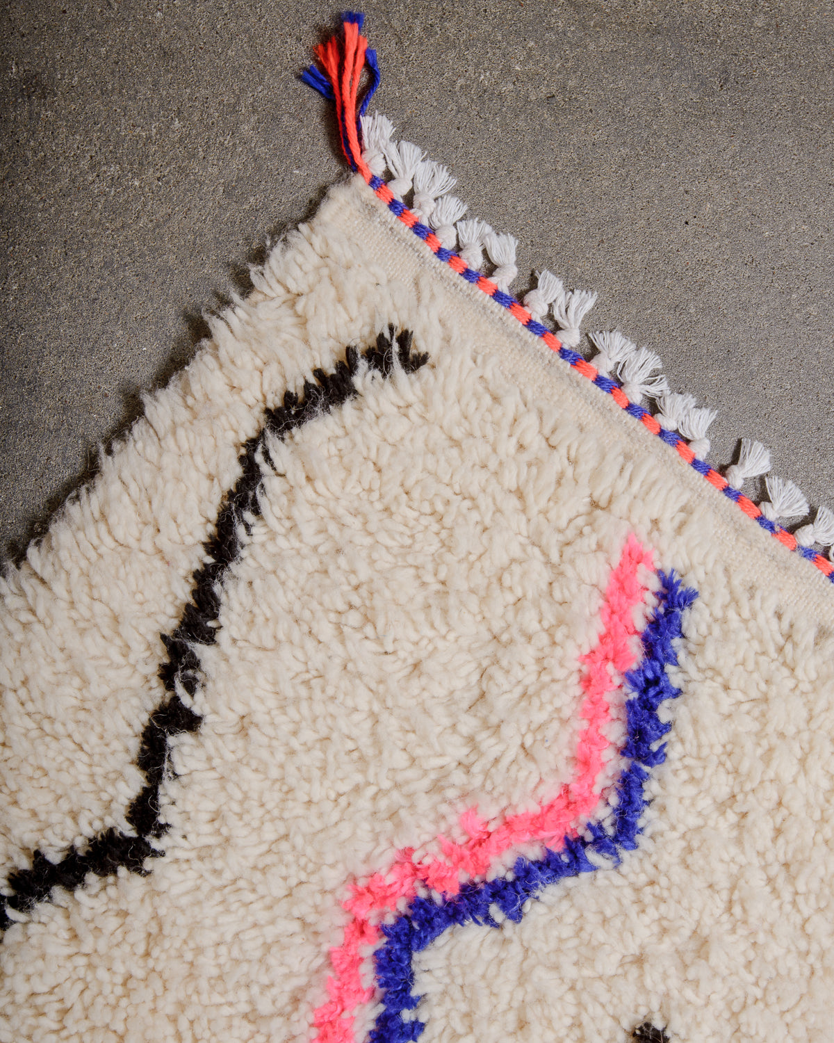 Modern designer handcrafted Berber rug from Morocco. Azilal rug with beautiful colours and patterns. Made of sheep’s wool and cotton.