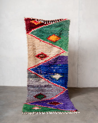 Moderner, handgefertigter Berber-Läuferteppich aus Marokko. Vintage-Teppich mit schönen Farben und Mustern und flauschiger Textur.
