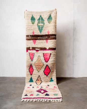 Moderner, handgefertigter Berber-Läuferteppich aus Marokko. Vintage-Teppich mit schönen Farben und Mustern und flauschiger Textur.