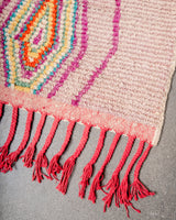 Moderner, handgefertigter Berber-Läuferteppich aus Marokko. Vintage-Teppich mit schönen Farben und Mustern und flauschiger Textur.