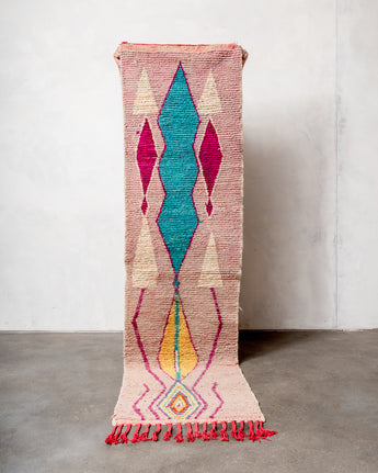 Moderner, handgefertigter Berber-Läuferteppich aus Marokko. Vintage-Teppich mit schönen Farben und Mustern und flauschiger Textur.