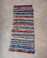 Moderner handgefertigter Berber-Teppich im Vintage-Stil aus Marokko. Boucherouite-Läuferteppich mit wunderschönen Farben und Mustern.