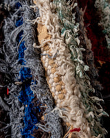 Moderner handgefertigter Berber-Teppich im Vintage-Stil aus Marokko. Boucherouite-Läuferteppich mit wunderschönen Farben und Mustern.