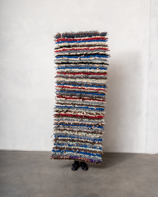 Moderner handgefertigter Berber-Teppich im Vintage-Stil aus Marokko. Boucherouite-Läuferteppich mit wunderschönen Farben und Mustern.