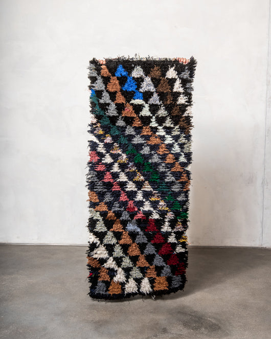 Moderner handgefertigter Berber-Teppich im Vintage-Stil aus Marokko. Boucherouite-Läuferteppich mit wunderschönen Farben und Mustern.