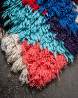 Moderner handgefertigter Berber-Teppich im Vintage-Stil aus Marokko. Boucherouite-Läuferteppich mit wunderschönen Farben und Mustern.