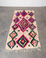 Moderner, handgefertigter Berber-Läuferteppich aus Marokko. Vintage-Teppich mit schönen Farben und Mustern und flauschiger Textur.