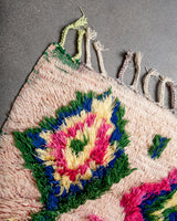 Moderner, handgefertigter Berber-Läuferteppich aus Marokko. Vintage-Teppich mit schönen Farben und Mustern und flauschiger Textur.