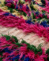 Moderner, handgefertigter Berber-Läuferteppich aus Marokko. Vintage-Teppich mit schönen Farben und Mustern und flauschiger Textur.