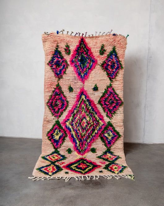 Moderner, handgefertigter Berber-Läuferteppich aus Marokko. Vintage-Teppich mit schönen Farben und Mustern und flauschiger Textur.