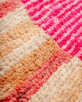 Moderner, handgefertigter Berber-Teppich aus Marokko. Vintage-Teppich mit schönen Farben und Mustern und flauschiger Textur.