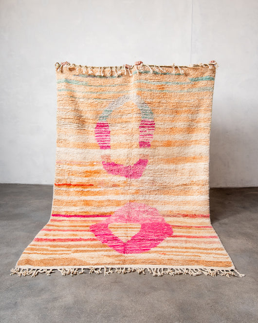 Moderner, handgefertigter Berber-Teppich aus Marokko. Vintage-Teppich mit schönen Farben und Mustern und flauschiger Textur.