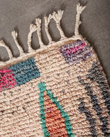 Moderner, handgefertigter Berber-Teppich aus Marokko. Vintage-Teppich mit schönen Farben und Mustern und flauschiger Textur.