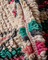 Moderner, handgefertigter Berber-Teppich aus Marokko. Vintage-Teppich mit schönen Farben und Mustern und flauschiger Textur.