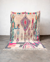 Moderner, handgefertigter Berber-Teppich aus Marokko. Vintage-Teppich mit schönen Farben und Mustern und flauschiger Textur.