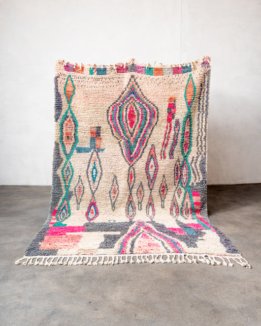 Moderner, handgefertigter Berber-Teppich aus Marokko. Vintage-Teppich mit schönen Farben und Mustern und flauschiger Textur.