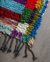 Moderner handgefertigter Berber-Teppich im Vintage-Stil aus Marokko. Boucherouite-Läuferteppich mit wunderschönen Farben und Mustern.