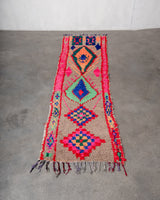 Moderner, handgefertigter Berber-Läuferteppich aus Marokko. Vintage-Teppich mit schönen Farben und Mustern und flauschiger Textur.