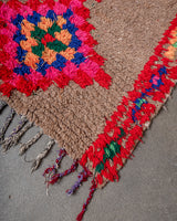 Moderner, handgefertigter Berber-Läuferteppich aus Marokko. Vintage-Teppich mit schönen Farben und Mustern und flauschiger Textur.