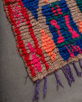 Moderner, handgefertigter Berber-Läuferteppich aus Marokko. Vintage-Teppich mit schönen Farben und Mustern und flauschiger Textur.