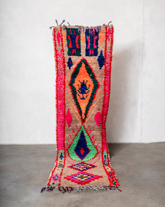 Moderner, handgefertigter Berber-Läuferteppich aus Marokko. Vintage-Teppich mit schönen Farben und Mustern und flauschiger Textur.