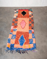 Moderner handgefertigter Berber-Teppich im Vintage-Stil aus Marokko. Boucherouite-Läuferteppich mit wunderschönen Farben und Mustern.
