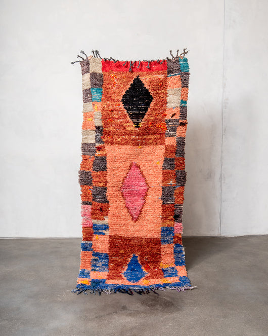 Moderner handgefertigter Berber-Teppich im Vintage-Stil aus Marokko. Boucherouite-Läuferteppich mit wunderschönen Farben und Mustern.