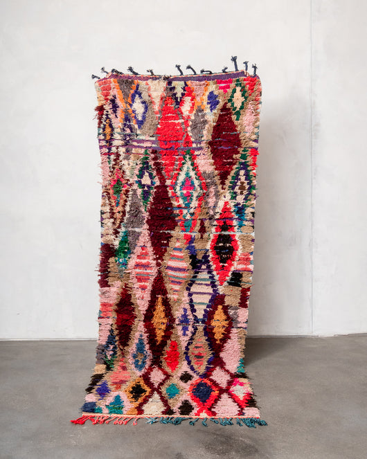 Moderner handgefertigter Berber-Teppich im Vintage-Stil aus Marokko. Boucherouite-Läuferteppich mit wunderschönen Farben und Mustern.