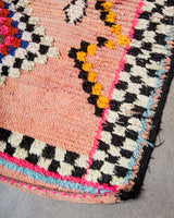 Moderner, handgefertigter Berber-Läuferteppich aus Marokko. Vintage-Teppich mit schönen Farben und Mustern und flauschiger Textur.