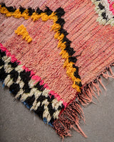 Moderner, handgefertigter Berber-Läuferteppich aus Marokko. Vintage-Teppich mit schönen Farben und Mustern und flauschiger Textur.