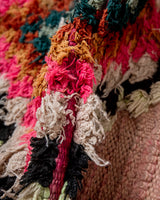 Moderner, handgefertigter Berber-Läuferteppich aus Marokko. Vintage-Teppich mit schönen Farben und Mustern und flauschiger Textur.