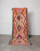 Moderner, handgefertigter Berber-Läuferteppich aus Marokko. Vintage-Teppich mit schönen Farben und Mustern und flauschiger Textur.