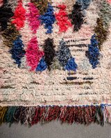 Moderner handgefertigter Berber-Teppich im Vintage-Stil aus Marokko. Boucherouite-Läuferteppich mit wunderschönen Farben und Mustern.