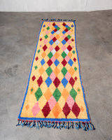 Moderner, handgefertigter Berber-Läuferteppich aus Marokko. Vintage-Teppich mit schönen Farben und Mustern und flauschiger Textur.