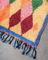 Moderner, handgefertigter Berber-Läuferteppich aus Marokko. Vintage-Teppich mit schönen Farben und Mustern und flauschiger Textur.