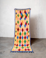 Moderner, handgefertigter Berber-Läuferteppich aus Marokko. Vintage-Teppich mit schönen Farben und Mustern und flauschiger Textur.
