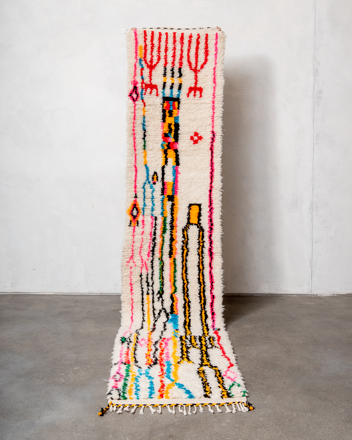 Modern designer handcrafted Berber rug from Morocco. Azilal rug with beautiful colors and patterns. Made of sheep’s wool and colourful cotton.