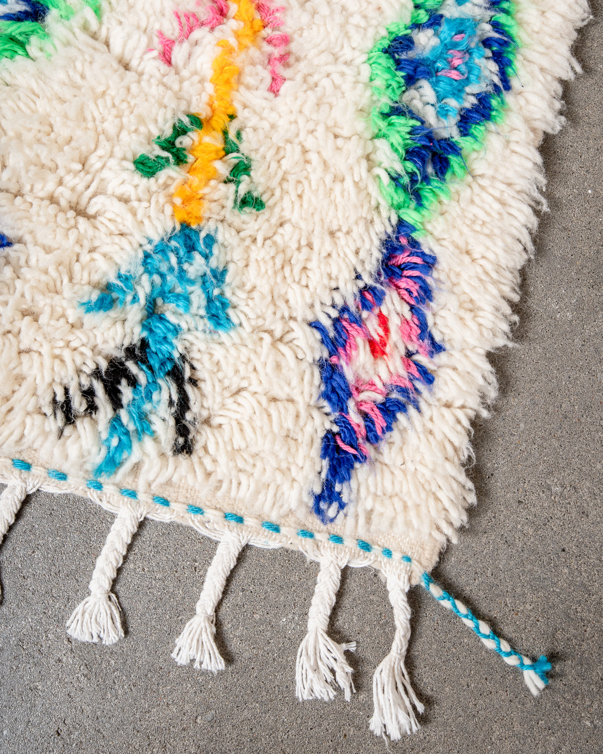 Modern designer handcrafted Berber rug from Morocco. Azilal rug with beautiful colors and patterns. Made of sheep’s wool and colourful cotton.